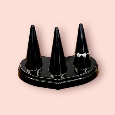 Anillo con Diseño de Lazo en Plata – Elegancia Femenina