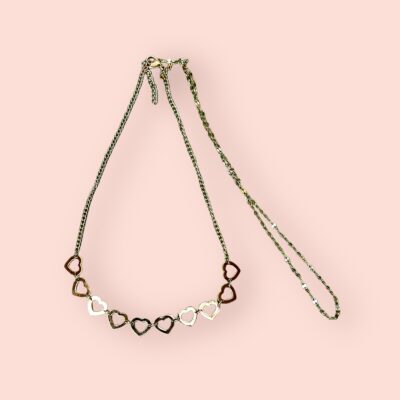 Collar de Corazones – Elegancia y Romance en Plata