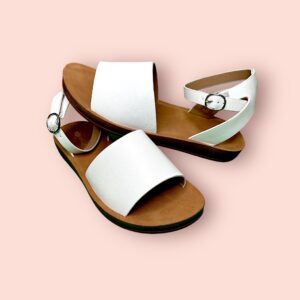 Sandalias Planas Blancas con Hebilla