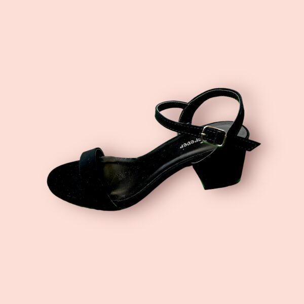 Sandalias Negras de Tacón Bajo con Correa Ajustable