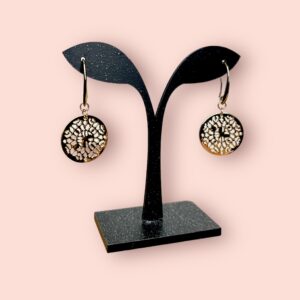 Aretes Colgantes con Diseño Floral - Elegancia y Estilo