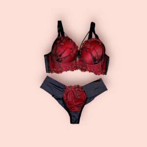 Elegancia Seductora: Conjunto de Lencería Negro y Rojo con Encaje