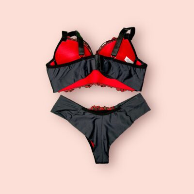 Elegancia Seductora: Conjunto de Lencería Negro y Rojo con Encaje