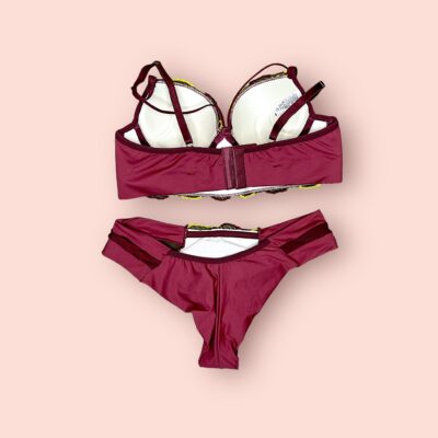 Encanto de Vino: Conjunto de Lencería Burdeos con Detalles Amarillos