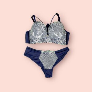 Encanto Marino: Conjunto de Lencería Azul Marino con Encaje Gris