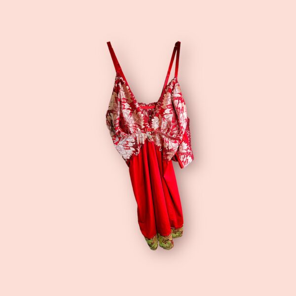 Bata de Lencería Roja con Bordado Floral