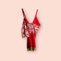 Bata de Lencería Roja con Bordado Floral - Imagen 2