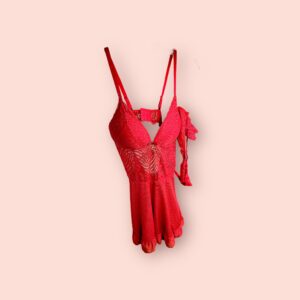 Conjunto de Lencería de Dos Piezas en Rojo con Encaje y Detalles Florales