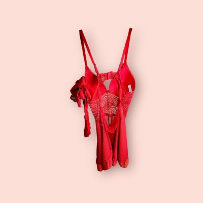 Conjunto de Lencería de Dos Piezas en Rojo con Encaje y Detalles Florales