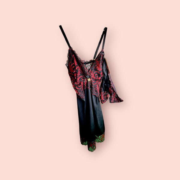 Camisón de Encaje con Detalles en Rojo y Negro