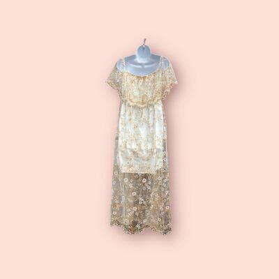 Vestido largo de encaje dorado