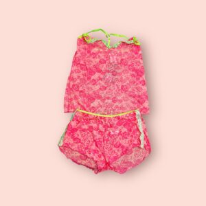 Pijama de Encaje Rosa con Detalles Verdes
